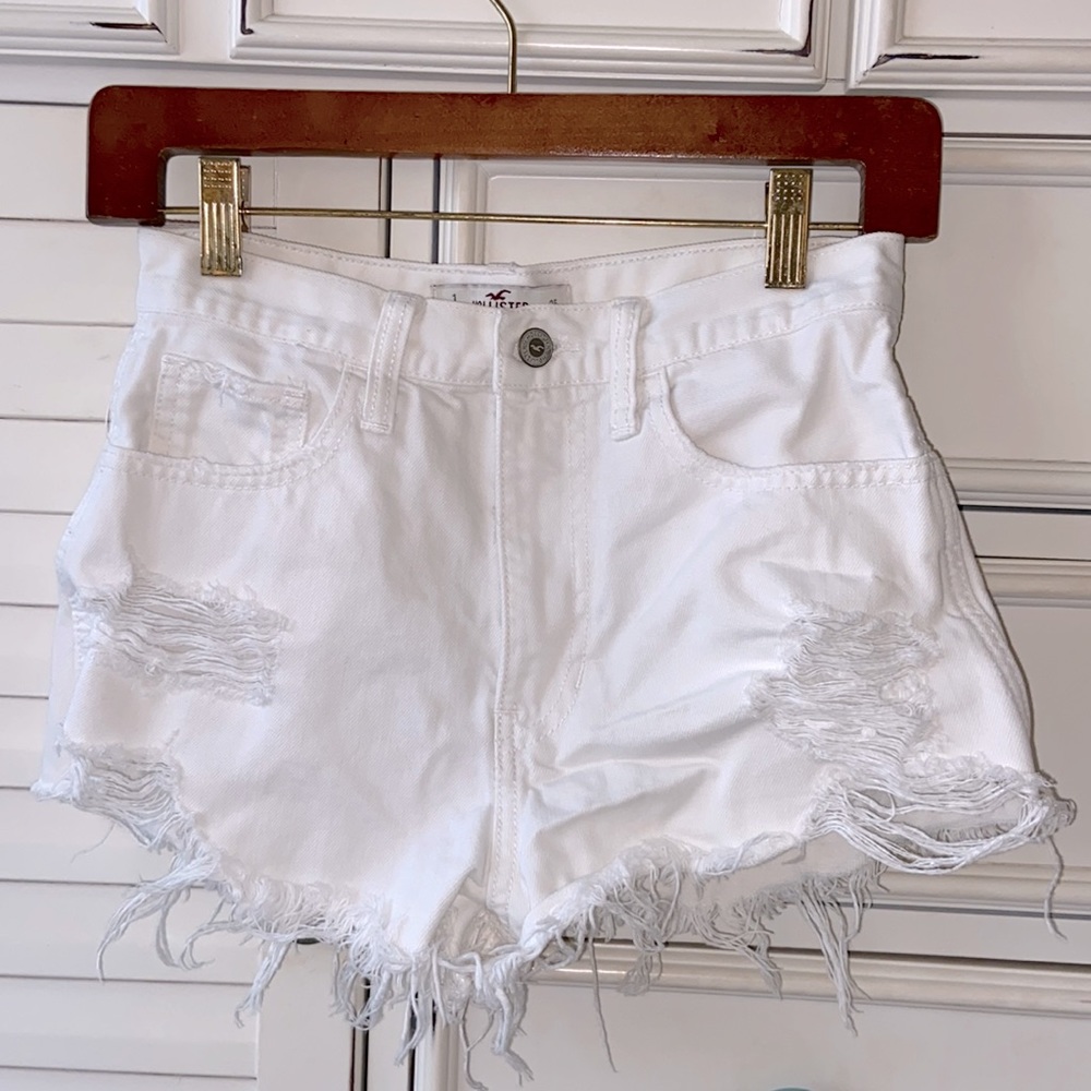 HOLLISTER HIGH RISE WHITE SHORTS